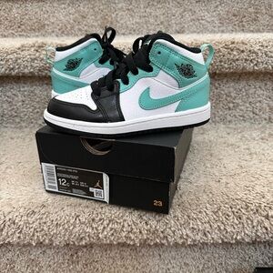 Pre school Jordan retro 1 mid